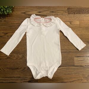 Baby Boden Ivory Eyelet Lace Collar Long Sleeve Bodysuit Sz 12-18mo